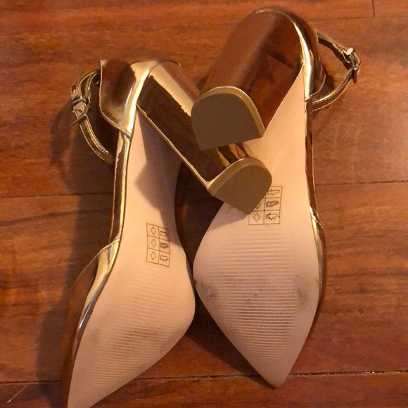 Metallic gold pointed toe pumps with ankle strap - Picture 4 of 6